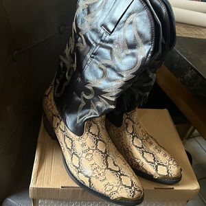 New boots size 42. USA size 8.